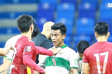Duy Mạnh bóp cổ cầu thủ Indonesia sau pha phạm lỗi nguy hiểm với Tuấn Anh