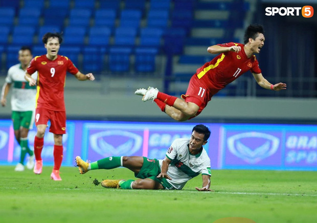 Duy Mạnh bóp cổ cầu thủ Indonesia sau pha phạm lỗi nguy hiểm với Tuấn Anh-1