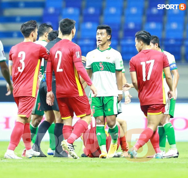 Duy Mạnh bóp cổ cầu thủ Indonesia sau pha phạm lỗi nguy hiểm với Tuấn Anh-2