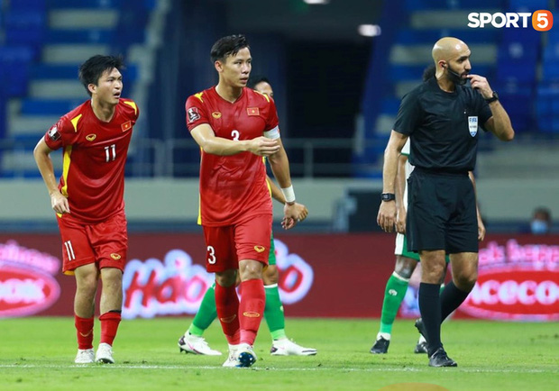 Duy Mạnh bóp cổ cầu thủ Indonesia sau pha phạm lỗi nguy hiểm với Tuấn Anh-11