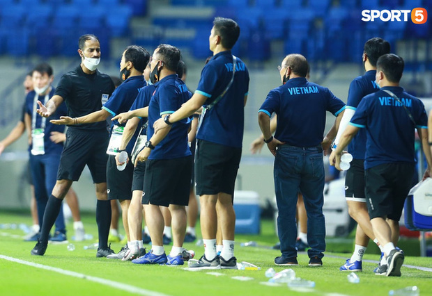 Duy Mạnh bóp cổ cầu thủ Indonesia sau pha phạm lỗi nguy hiểm với Tuấn Anh-14