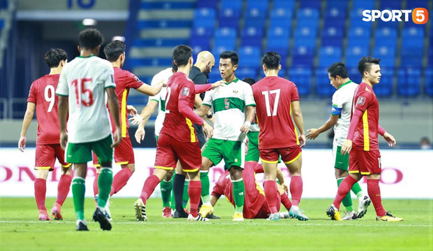 Duy Mạnh bóp cổ cầu thủ Indonesia sau pha phạm lỗi nguy hiểm với Tuấn Anh-3