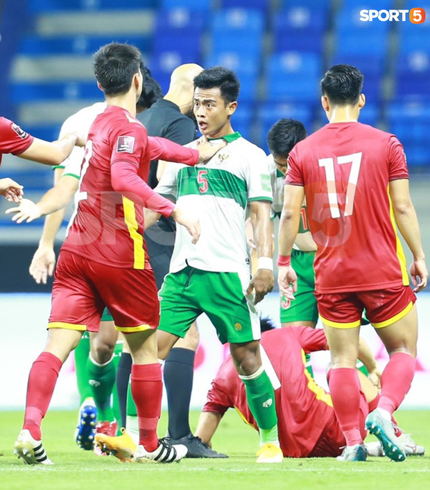 Duy Mạnh bóp cổ cầu thủ Indonesia sau pha phạm lỗi nguy hiểm với Tuấn Anh-4