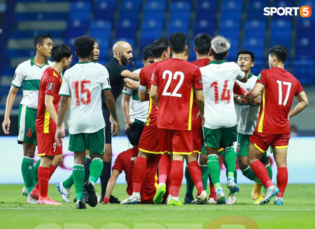 Duy Mạnh bóp cổ cầu thủ Indonesia sau pha phạm lỗi nguy hiểm với Tuấn Anh-5