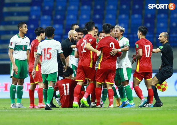 Duy Mạnh bóp cổ cầu thủ Indonesia sau pha phạm lỗi nguy hiểm với Tuấn Anh-6