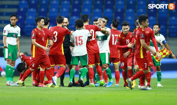 Duy Mạnh bóp cổ cầu thủ Indonesia sau pha phạm lỗi nguy hiểm với Tuấn Anh-7