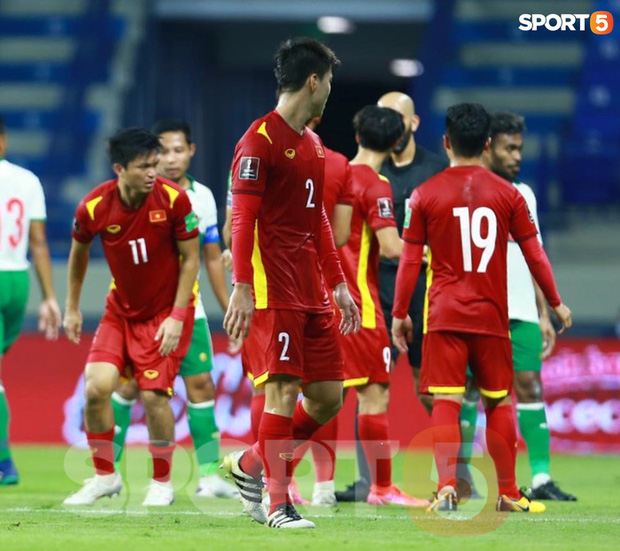 Duy Mạnh bóp cổ cầu thủ Indonesia sau pha phạm lỗi nguy hiểm với Tuấn Anh-8