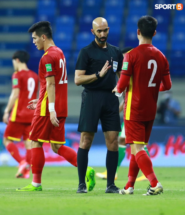 Duy Mạnh bóp cổ cầu thủ Indonesia sau pha phạm lỗi nguy hiểm với Tuấn Anh-10