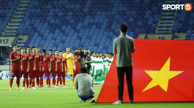 Xúc động hình ảnh tuyển Việt Nam đặt tay lên ngực trái, thực hiện lễ chào cờ sau gần 2 năm không thi đấu quốc tế-1