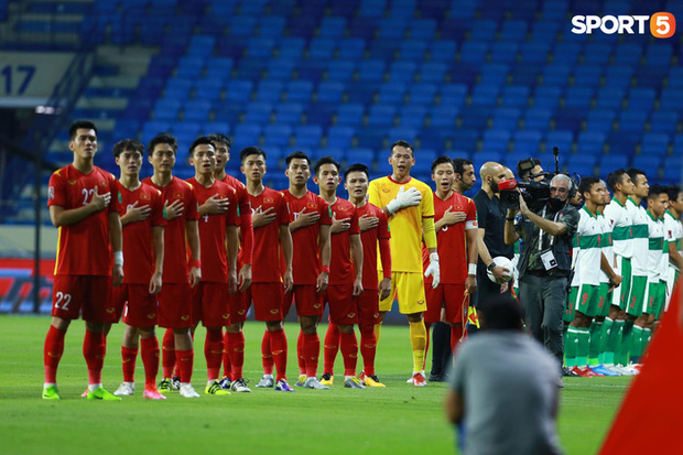 Xúc động hình ảnh tuyển Việt Nam đặt tay lên ngực trái, thực hiện lễ chào cờ sau gần 2 năm không thi đấu quốc tế-2