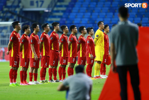 Xúc động hình ảnh tuyển Việt Nam đặt tay lên ngực trái, thực hiện lễ chào cờ sau gần 2 năm không thi đấu quốc tế-4