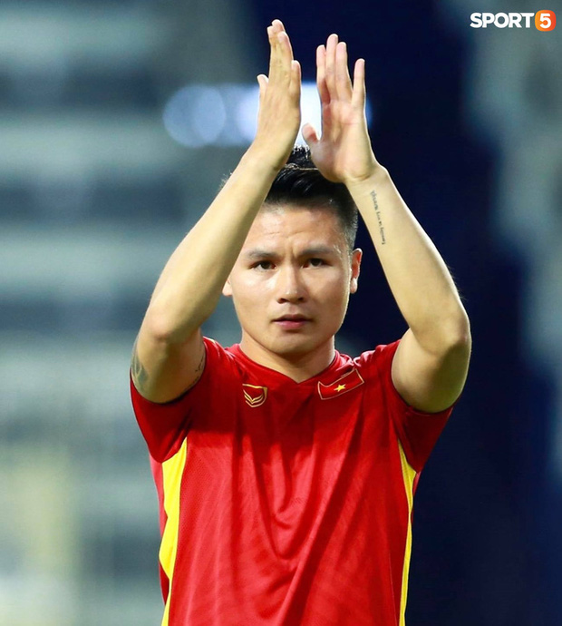 Xúc động hình ảnh tuyển Việt Nam đặt tay lên ngực trái, thực hiện lễ chào cờ sau gần 2 năm không thi đấu quốc tế-6