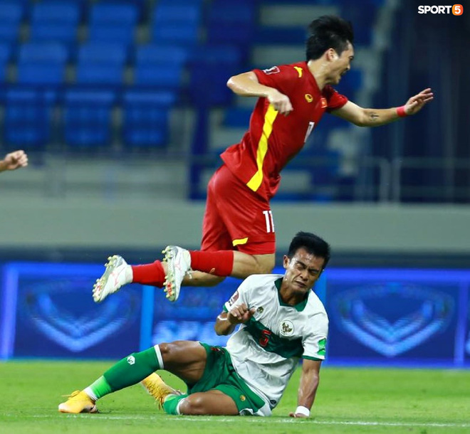 Pha vào bóng bằng gầm giầy thô bạo của cầu thủ Indonesia với Tuấn Anh-2