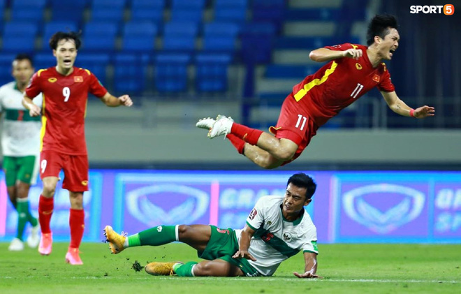Pha vào bóng bằng gầm giầy thô bạo của cầu thủ Indonesia với Tuấn Anh-4