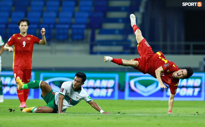 Pha vào bóng bằng gầm giầy thô bạo của cầu thủ Indonesia với Tuấn Anh-3