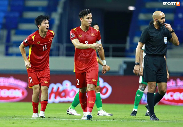 Pha vào bóng bằng gầm giầy thô bạo của cầu thủ Indonesia với Tuấn Anh-7