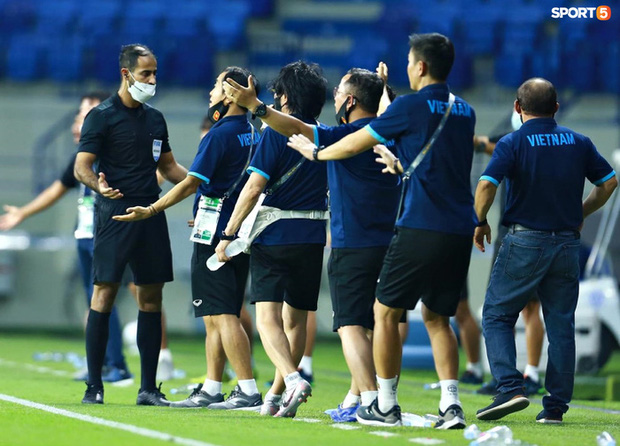 Pha vào bóng bằng gầm giầy thô bạo của cầu thủ Indonesia với Tuấn Anh-8