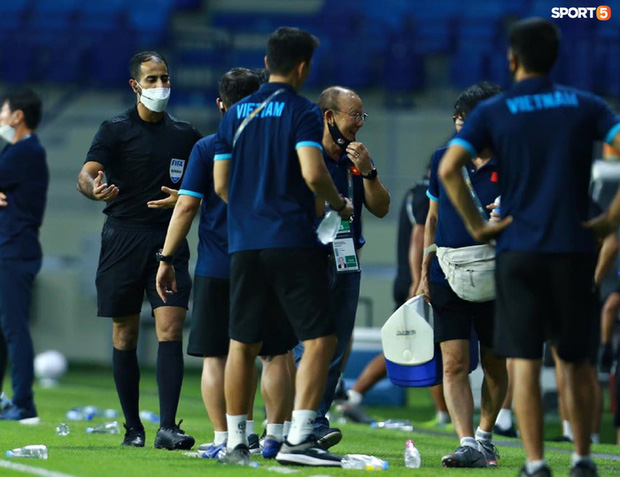 Pha vào bóng bằng gầm giầy thô bạo của cầu thủ Indonesia với Tuấn Anh-9