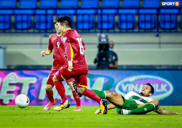 Pha vào bóng bằng gầm giầy thô bạo của cầu thủ Indonesia với Tuấn Anh-10
