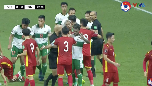 Xem trận Việt Nam VS Indonesia, muốn hét thất thanh giữa đêm: Đá bóng hay đá người?-2