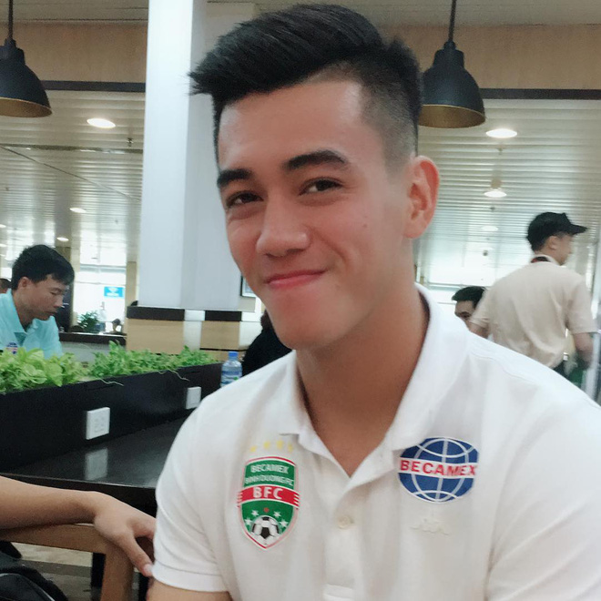 TIẾN LINH - Cầu thủ chưa có bồ hot nhất hôm nay là ai?-2