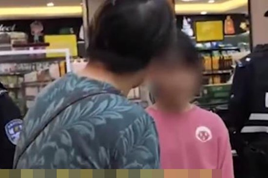 Bé 10 tuổi bị bắt vì ăn cắp đồ ăn vặt từ siêu thị nhưng hành động của người mẹ còn gây phẫn nộ hơn