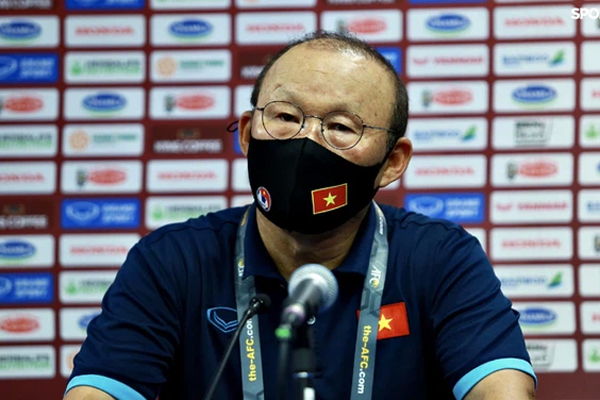 Chứng kiến cầu thủ Indonesia liên tục vào bóng triệt hạ, Nam vương boxing Trương Đình Hoàng hiến kế cho thầy trò HLV Park Hang-seo-3