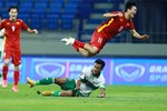 Văn Toàn được đồng đội cõng lên xe trở về khách sạn sau trận thắng Indonesia-3