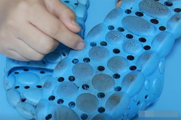 Dán 2 đoạn băng dính trên dép, nó hoạt động rất hiệu quả và giải quyết được vấn đề mà mọi người đều gặp phải-1