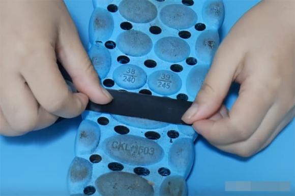 Dán 2 đoạn băng dính trên dép, nó hoạt động rất hiệu quả và giải quyết được vấn đề mà mọi người đều gặp phải-2