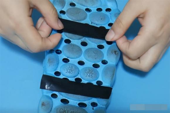 Dán 2 đoạn băng dính trên dép, nó hoạt động rất hiệu quả và giải quyết được vấn đề mà mọi người đều gặp phải-3