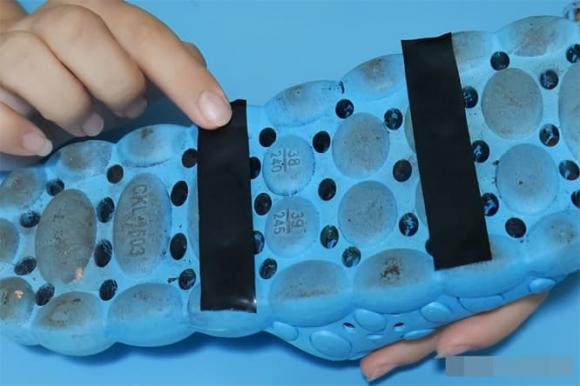 Dán 2 đoạn băng dính trên dép, nó hoạt động rất hiệu quả và giải quyết được vấn đề mà mọi người đều gặp phải-4