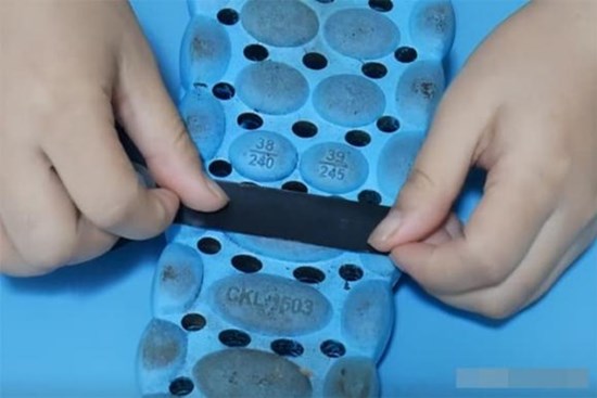 Dán 2 đoạn băng dính trên dép, nó hoạt động rất hiệu quả và giải quyết được vấn đề mà mọi người đều gặp phải