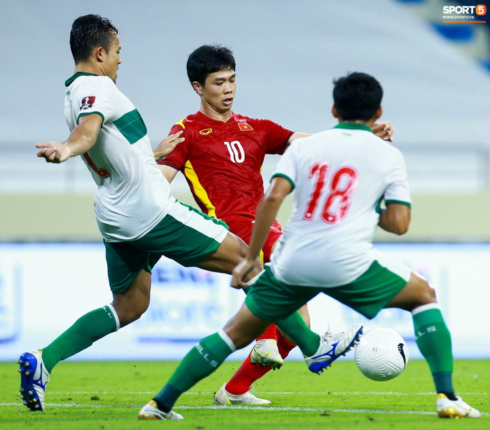 Công Phượng nổi giận vì bị đá xấu, cố kiềm chế không đánh cầu thủ Indonesia-7