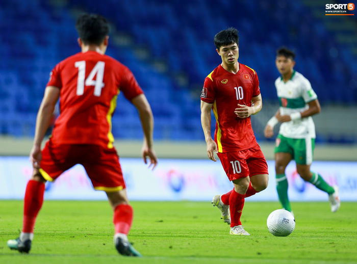 Công Phượng nổi giận vì bị đá xấu, cố kiềm chế không đánh cầu thủ Indonesia-10