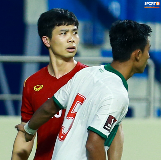 Công Phượng nổi giận vì bị đá xấu, cố kiềm chế không đánh cầu thủ Indonesia-3