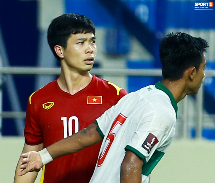 Công Phượng nổi giận vì bị đá xấu, cố kiềm chế không đánh cầu thủ Indonesia-4