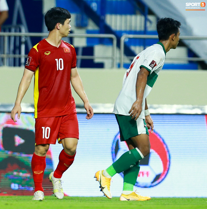 Công Phượng nổi giận vì bị đá xấu, cố kiềm chế không đánh cầu thủ Indonesia-6