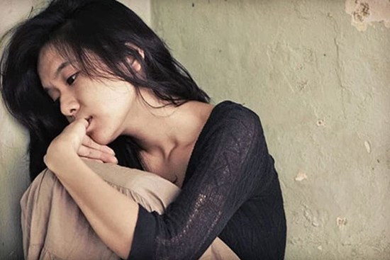 12 giờ đêm, cô đồng nghiệp dìu chồng tôi say khướt về 