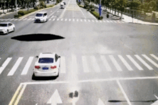 Hố tử thần khổng lồ nuốt chửng” hàng loạt xe ô tô tại bãi đậu xe bệnh viện-1