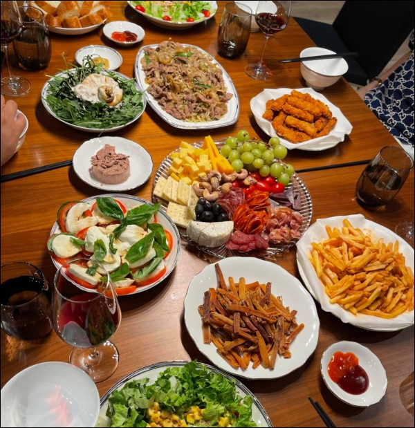 Tiếp sức chồng cổ vũ tuyển bóng đá Việt Nam, bà xã MC Thành Trung&nbsp;nấu toàn món ngon, đặc biệt có sá sùng khô chiên giòn hấp dẫn-3