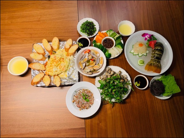 Tiếp sức chồng cổ vũ tuyển bóng đá Việt Nam, bà xã MC Thành Trung&nbsp;nấu toàn món ngon, đặc biệt có sá sùng khô chiên giòn hấp dẫn-7