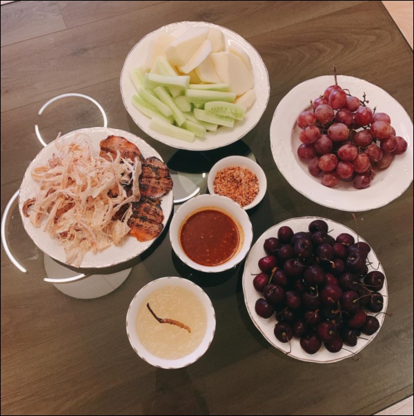 Tiếp sức chồng cổ vũ tuyển bóng đá Việt Nam, bà xã MC Thành Trung&nbsp;nấu toàn món ngon, đặc biệt có sá sùng khô chiên giòn hấp dẫn-9