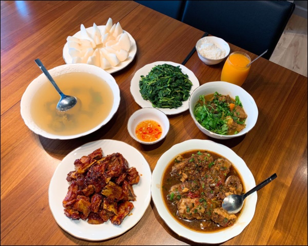 Tiếp sức chồng cổ vũ tuyển bóng đá Việt Nam, bà xã MC Thành Trung&nbsp;nấu toàn món ngon, đặc biệt có sá sùng khô chiên giòn hấp dẫn-6