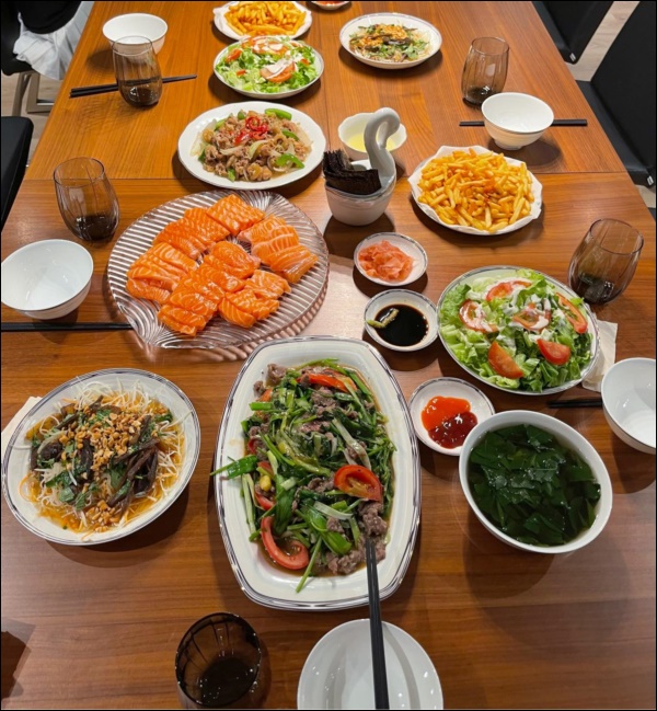 Tiếp sức chồng cổ vũ tuyển bóng đá Việt Nam, bà xã MC Thành Trung&nbsp;nấu toàn món ngon, đặc biệt có sá sùng khô chiên giòn hấp dẫn-4