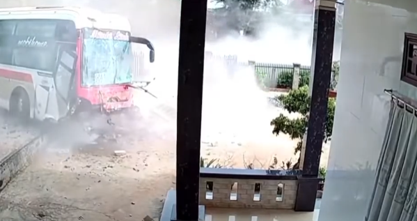 Xe khách lao thẳng vào nhà dân khiến 7 người thương vong, bé gái cuống cuồng bỏ chạy trong tiếng la hét thất thanh-1