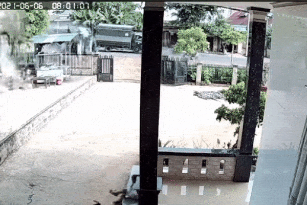 Xe khách lao thẳng vào nhà dân khiến 7 người thương vong, bé gái cuống cuồng bỏ chạy trong tiếng la hét thất thanh