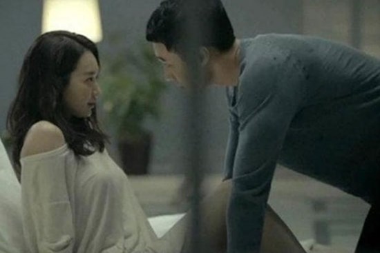 Đến nhà bạn thân ngủ, nửa đêm tôi giật mình tỉnh giấc và hoảng hốt khi thấy người đàn ông bên cạnh