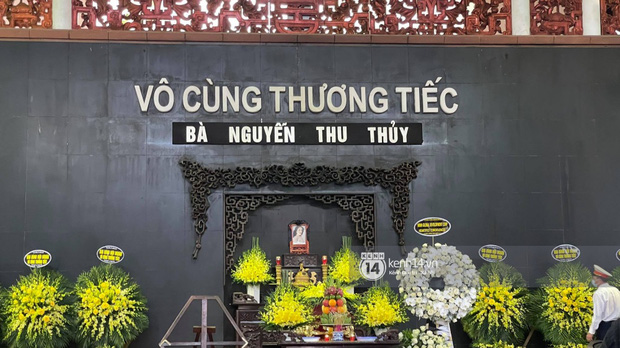 Tang lễ Hoa hậu Nguyễn Thu Thuỷ: Linh cữu được đưa đi hoả táng, em trai đau buồn ôm chặt di ảnh-35