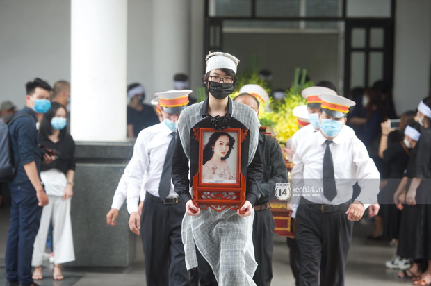 Tang lễ Hoa hậu Nguyễn Thu Thuỷ: Linh cữu được đưa đi hoả táng, em trai đau buồn ôm chặt di ảnh-29